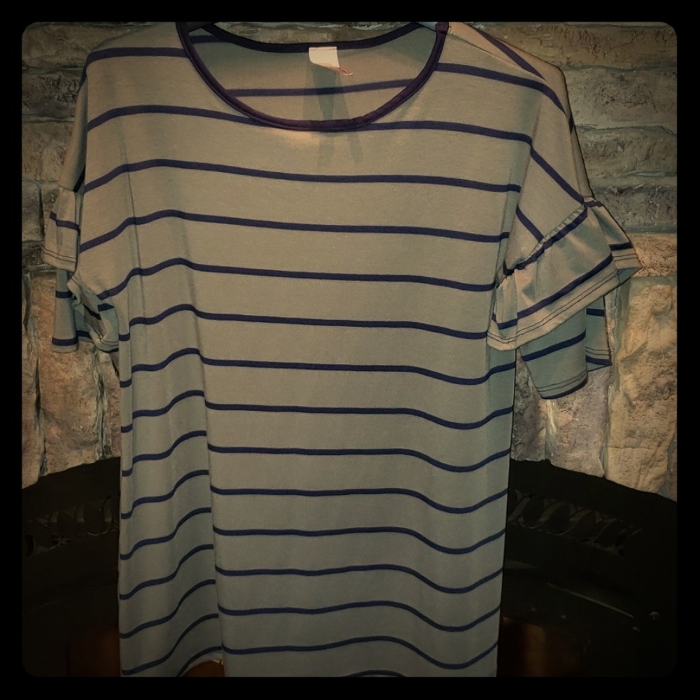 Cute ruffle sleeve top